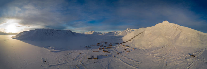 I Captured An Abandoned Russian Settlement In Norway (22 Pics)