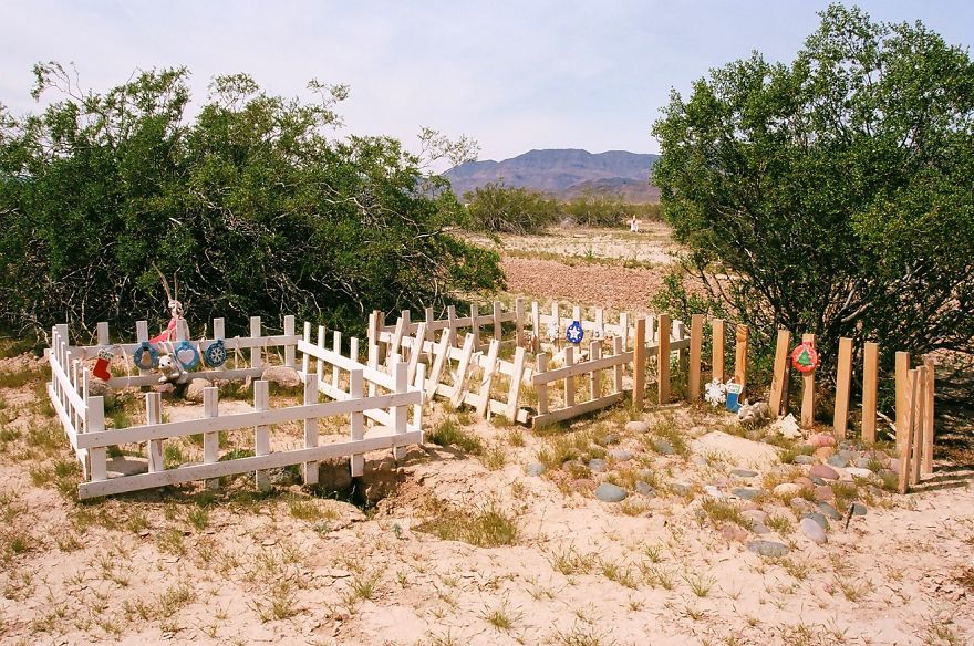 This Rogue Pet Cemetery In The Mojave Desert Can Be The Stuff Of Nightmares, But All I've Ever Felt Out There Is Love. (15 Photographs)