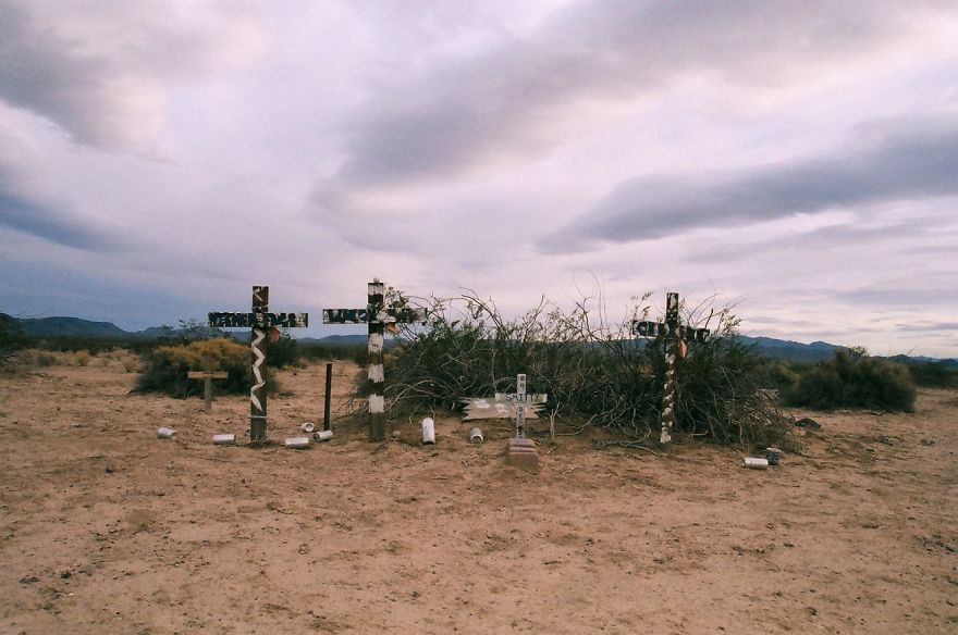 This Rogue Pet Cemetery In The Mojave Desert Can Be The Stuff Of Nightmares, But All I've Ever Felt Out There Is Love. (15 Photographs)