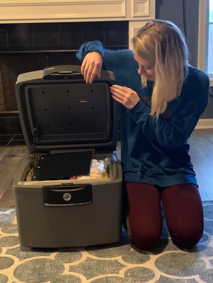 18-Year-Old Opens A Time Capsule Made By Her Parents And Relatives On Her 1st Birthday To Find It Filled With Memorabilia
