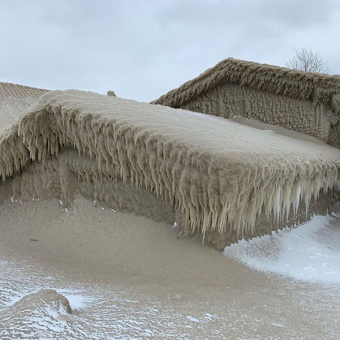 People's Homes Near Lake Erie Get Covered In Thick Ice, They Say It Looks Cool But It's A Nightmare To Live In