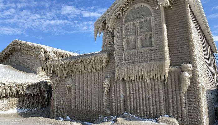People's Homes Near Lake Erie Get Covered In Thick Ice, They Say It Looks Cool But It's A Nightmare To Live In