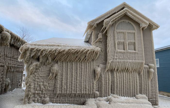 People’s Homes Near Lake Erie Get Covered In Thick Ice, They Say It Looks Cool But It’s A Nightmare To Live In