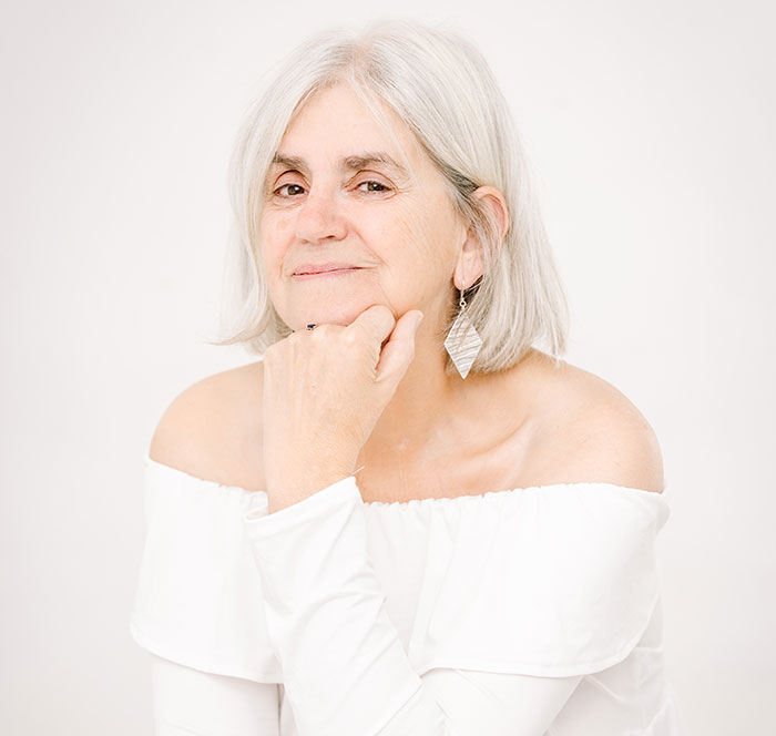 My 15 Portraits Of Women With Grey Hair Inspire People To Embrace Their Natural Beauty
