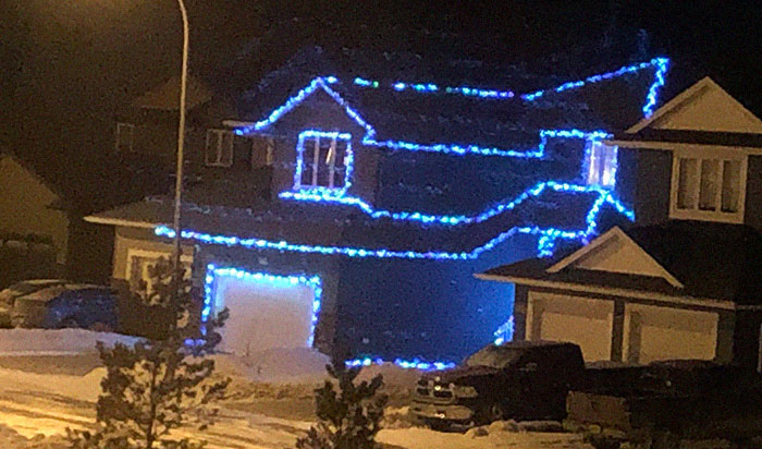 People Start Putting Their Christmas Lights Back Up, Take Social Distancing To The Next Level (23 Pics)