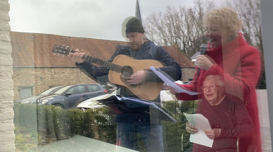 Tears Welled Up At The Corona Quarantine Singalong In Front Of The Windows At Several Retirement Homes