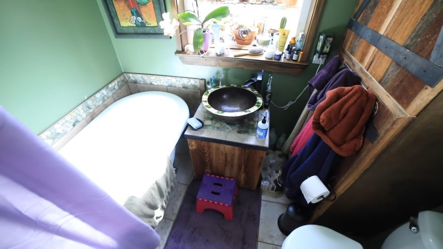 Single Mother By Choice & Two Young Children Live In Gorgeous Tiny Home. Single Mother By Choice & Two Young Children Live In Gorgeous Tiny Home.