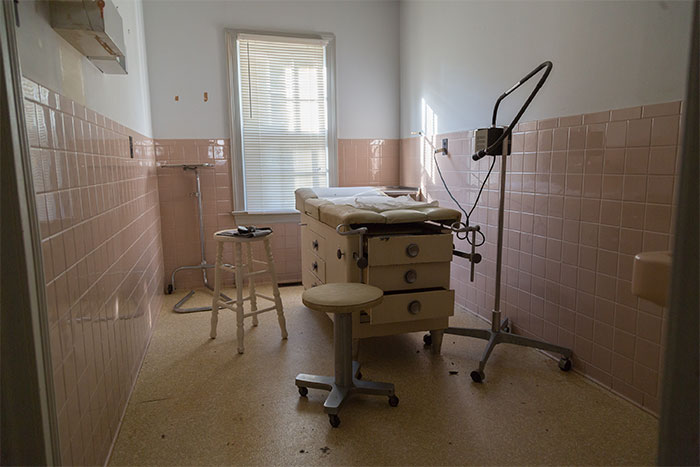 I Discovered An Abandoned Doctor’s House Filled With Creepy Things (33 Pics)