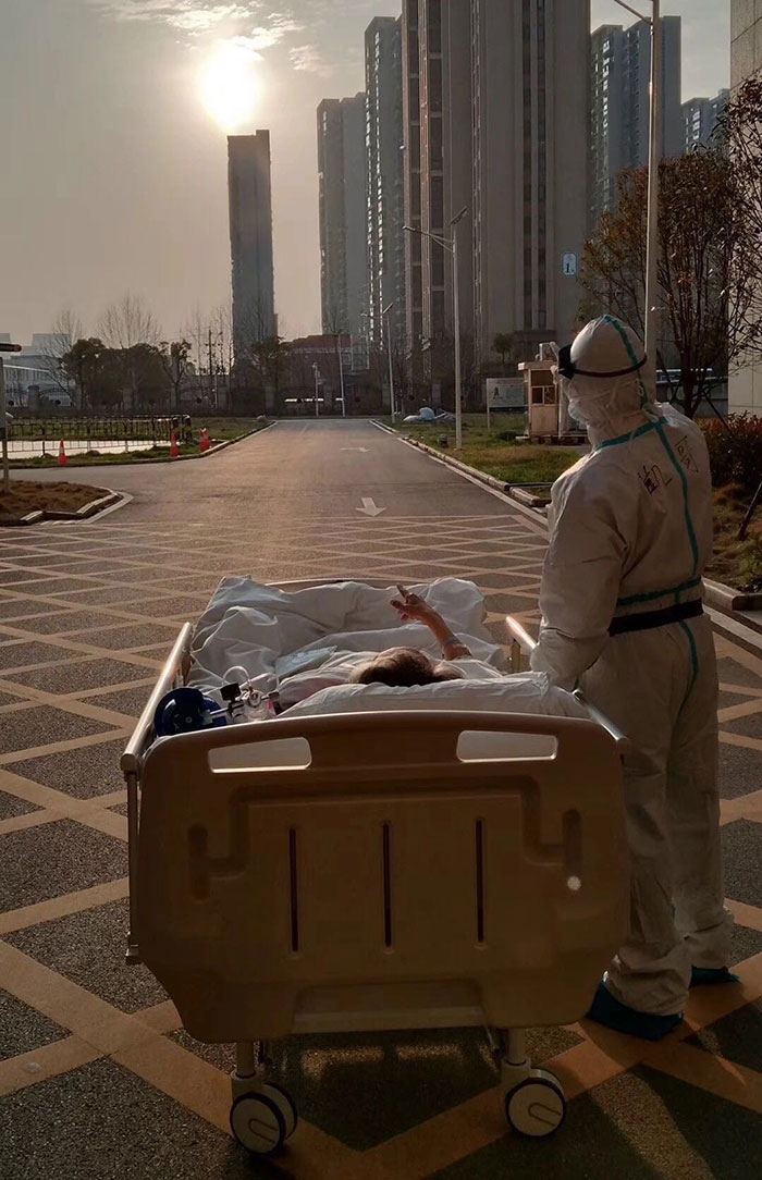 A Doctor In Wuhan Stopped To Let A 87 Year Old Patient To See The Sunset During A Transfer