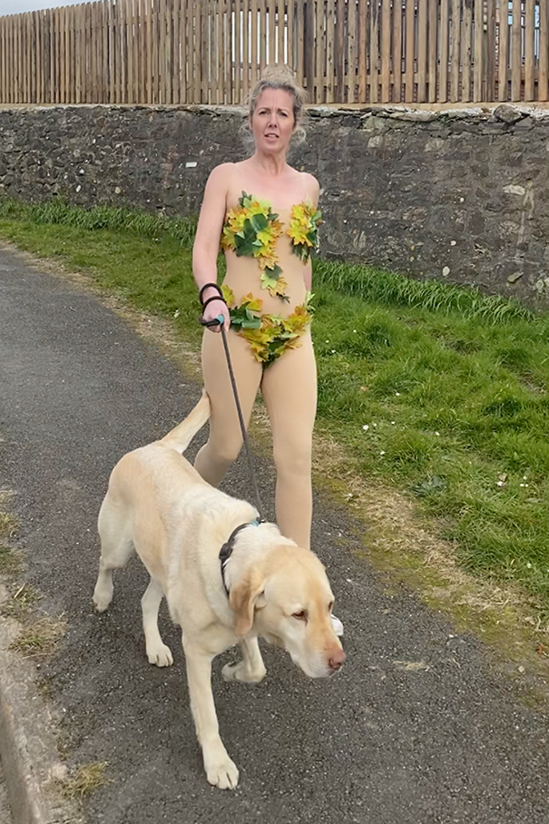 Esta mujer lleva curiosos disfraces para pasear a su perro durante la cuarentena, y el pobre parece avergonzado (8 fotos)