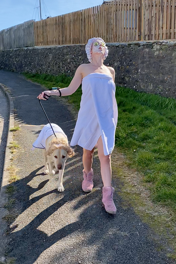 Esta mujer lleva curiosos disfraces para pasear a su perro durante la cuarentena, y el pobre parece avergonzado (8 fotos)