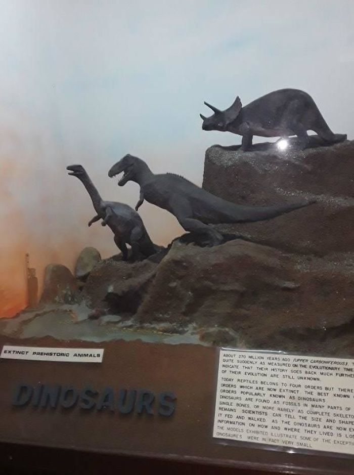 Un museo de Kenia tiene poca financiación, así que improvisó y creó sus dinosaurios con arcilla