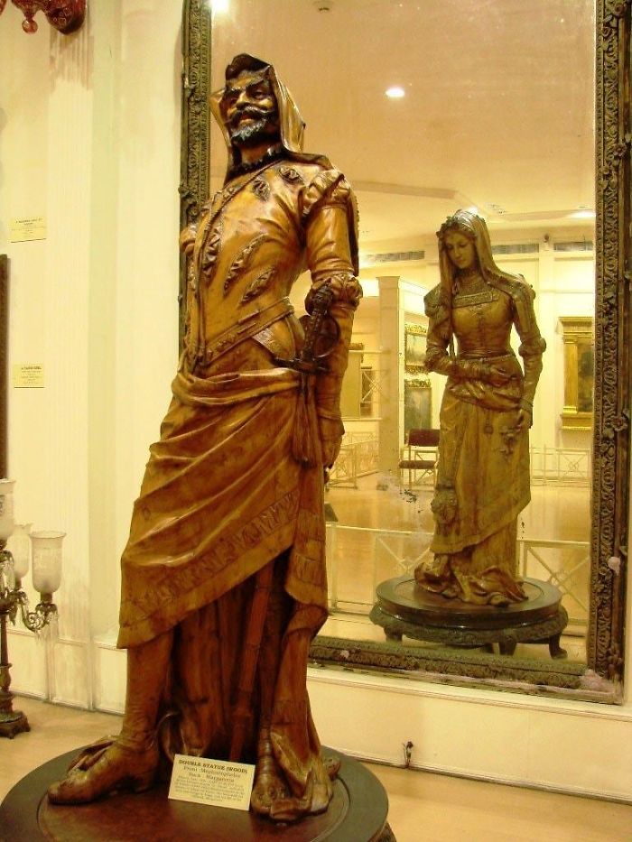 La estatua de dos caras de Mefistófeles y Margarita (siglo XIX) en el Museo Salar Jung de la India. La escultura está tallada en un solo tronco de sicomoro. Artista desconocido