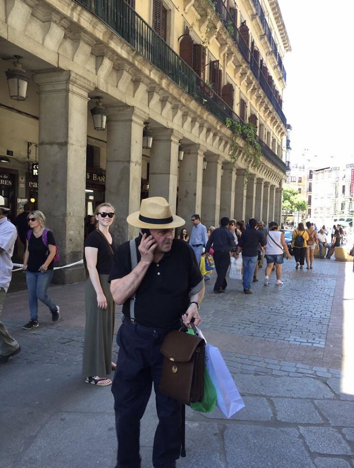 Le pedí a mi hermano que me hiciera una foto en nuestra visita a España y esta es la que le pareció bien. No soy el señor del sombrero.