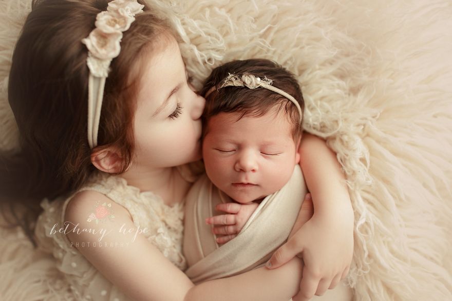 I Photograph Newborn Babies And Their Siblings