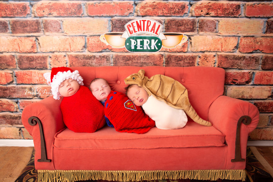 Photographer Makes Photoshoot With Newborns Using The Series Friends As Theme.the Internet Loved