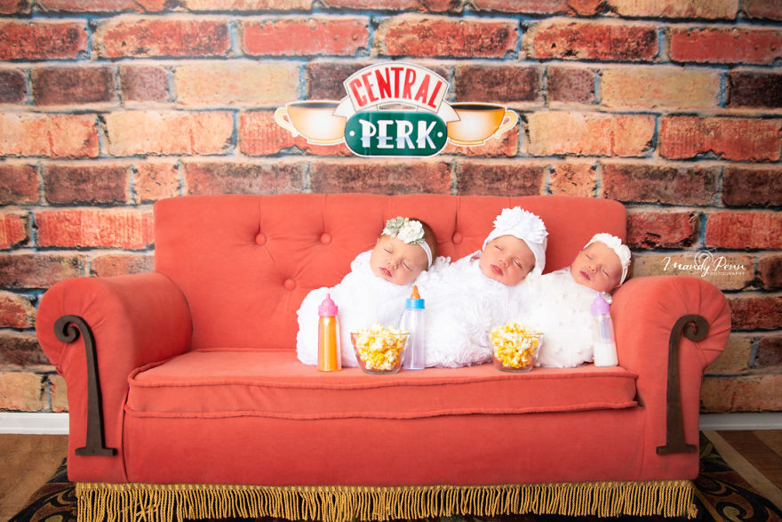 Photographer Makes Photoshoot With Newborns Using The Series Friends As Theme.the Internet Loved