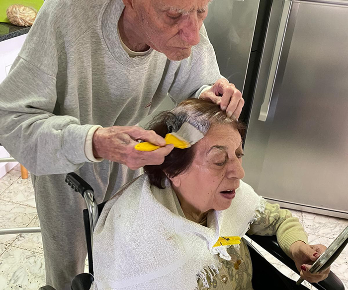 92-Year-Old Man Dyes Wife’s Hair Amid Lockdown As She Can’t Go To The Salon