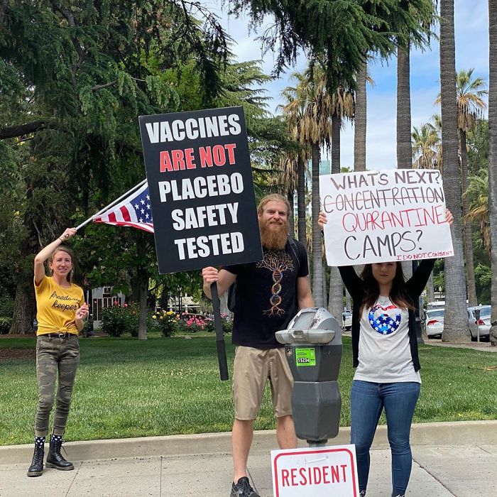 16 Not The Brightest People Who Are Against The Quarantine Holding Some 'Interesting' Signs