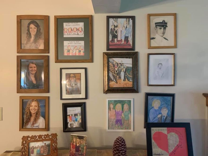 Esta hija cambió una a una las fotos familiares por dibujos hechos con ceras, los padres tardaron 11 días en darse cuenta