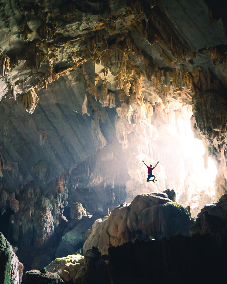 Exploring caves in Laos by johandroneadventures Belgium 5e8f3cc69ff79  880 - As 50 fotos profissionais mais alegres de 2020!