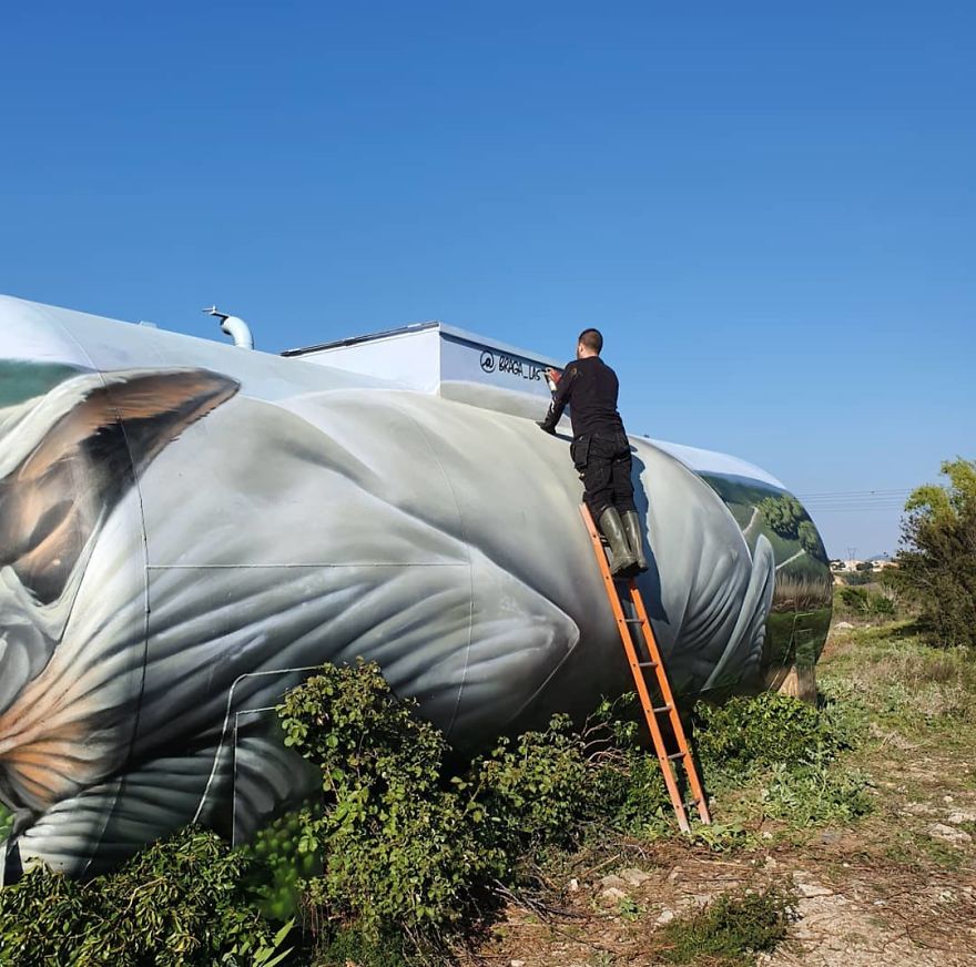 Street Artist Paints A Mind-Bending Illusion Of A Sphynx Cat On An Old Gas Tank