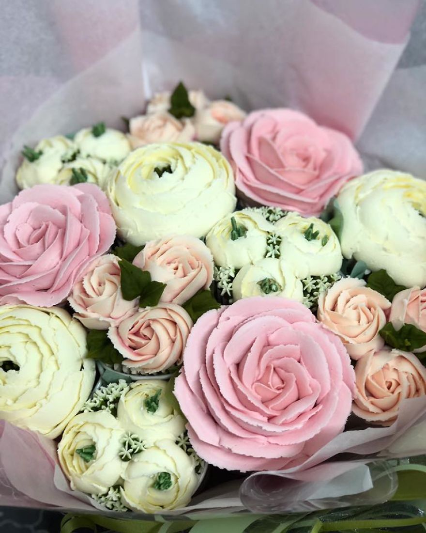 I Make Botanically Realistic Buttercream Frosting Flowers, And You Can Too