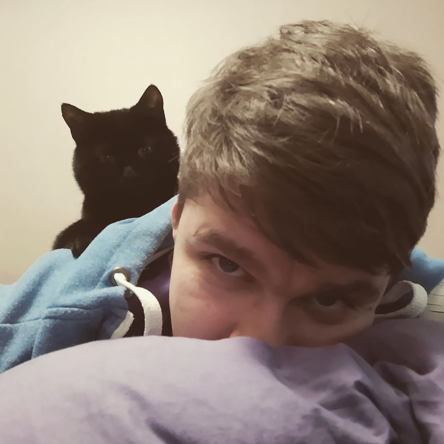 Cat Enjoys Spending Quality Time With His Dad During Quarantine Cat Enjoys Spending Quality Time With His Dad During Quarantine