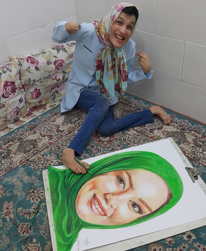 Iranian artist is thrilling the world by painting portraits with his feet 5ea6f779214fb  700 - Você não vai acreditar! Artista desafia a deficiência desenhando com o pé