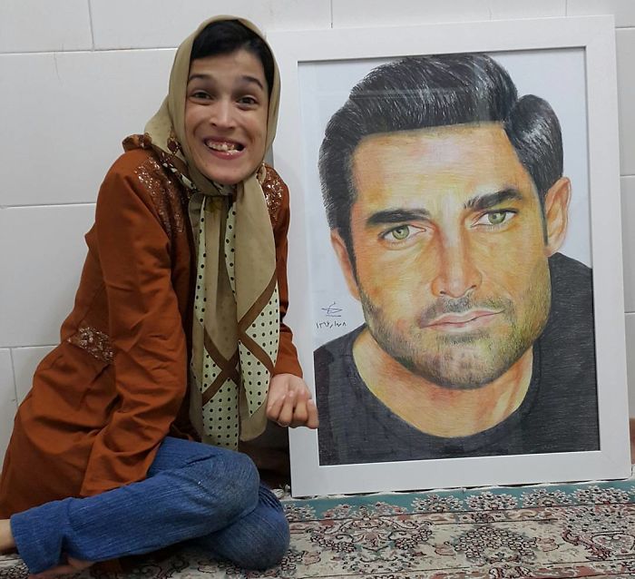 Iranian artist is thrilling the world by painting portraits with his feet 5ea6fb19be515  700 - Você não vai acreditar! Artista desafia a deficiência desenhando com o pé