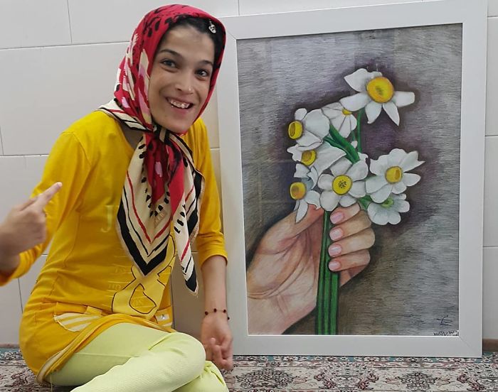 Iranian artist is thrilling the world by painting portraits with his feet 5ea6fb58dfabf  700 - Você não vai acreditar! Artista desafia a deficiência desenhando com o pé