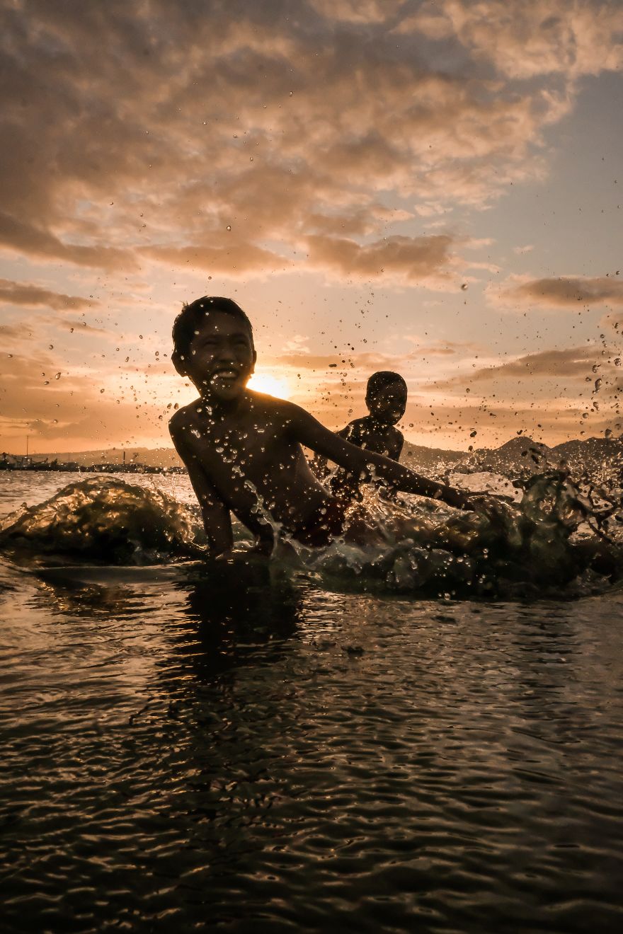 Ocean Children and the Sunset by jemalmunds Philippines 5e8f3d4280ab3  880 - As 50 fotos profissionais mais alegres de 2020!