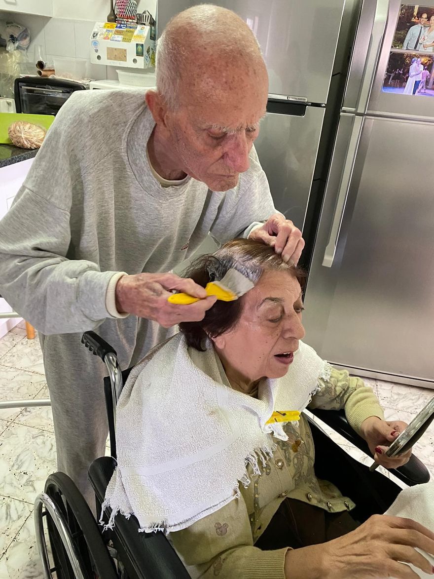 92-Year-Old Man Dyes Wife's Hair Amid Lockdown As She Can't Go To The Salon