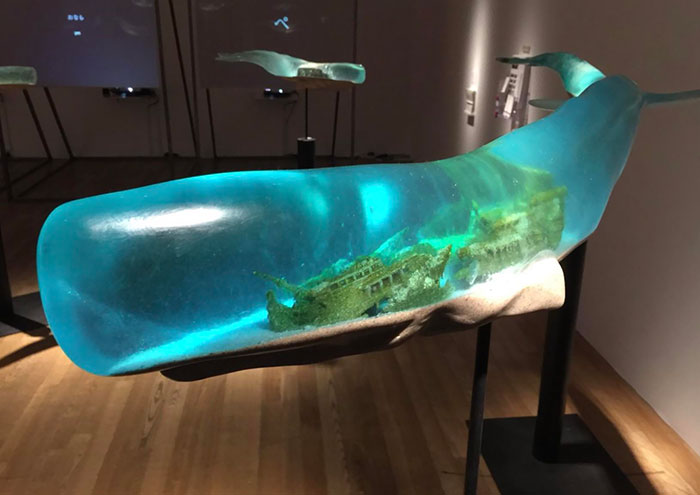 Escultura de una ballena en el museo