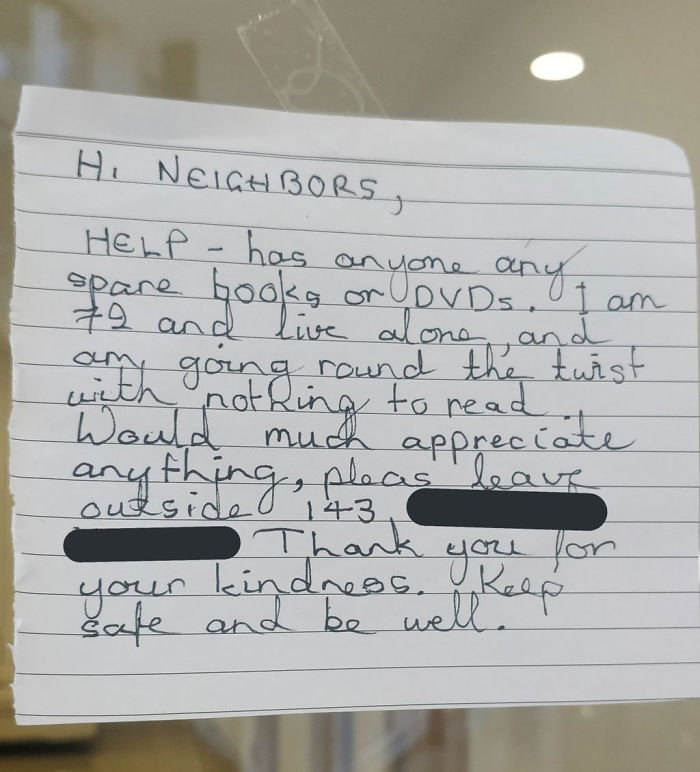 Esta anciana en cuarentena se aburre y vive sola, así que pidió libros a sus vecinos, que amablemente se los dejaron