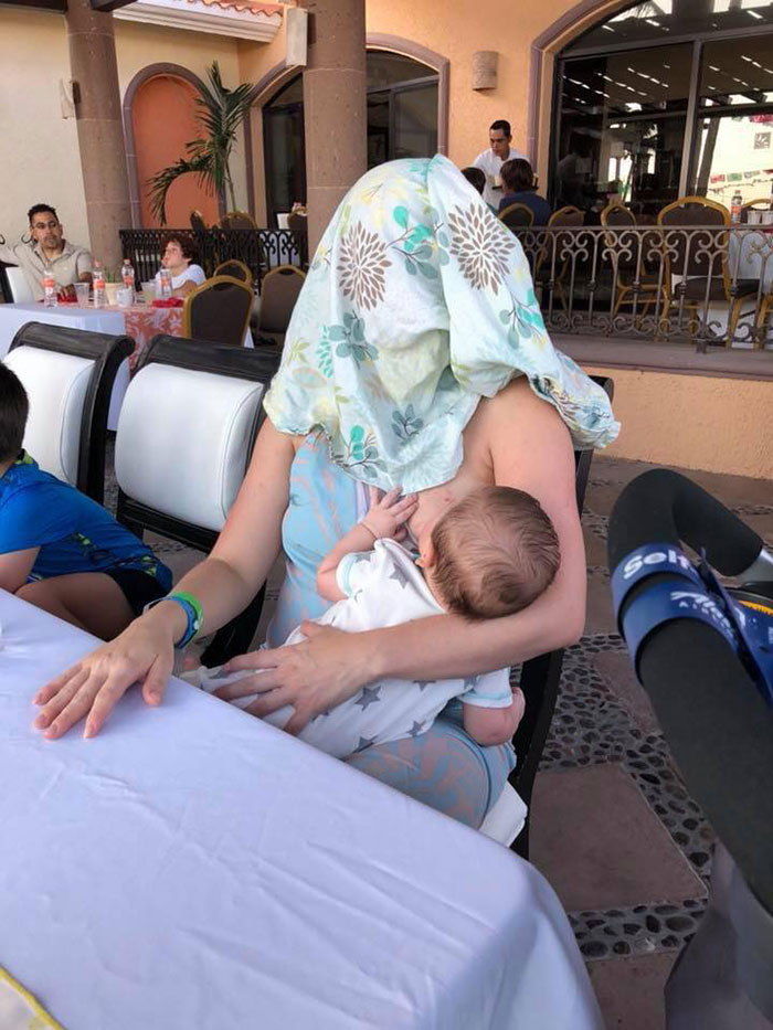 Le dijeron que se "tapara" mientras amamantaba a su bebé, así que...