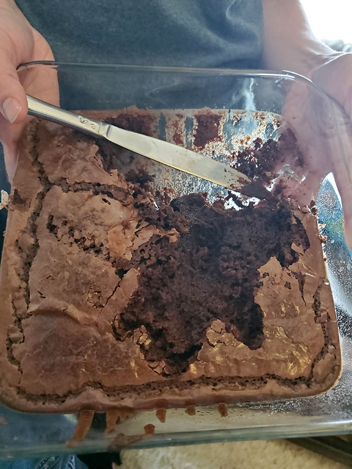 My 3,5-Year-Old Ran Inside To Go To The Bathroom, But Apparently Took A Detour For A Fistful Of Brownies. There's Literally A Handprint In The Middle Of The Pan