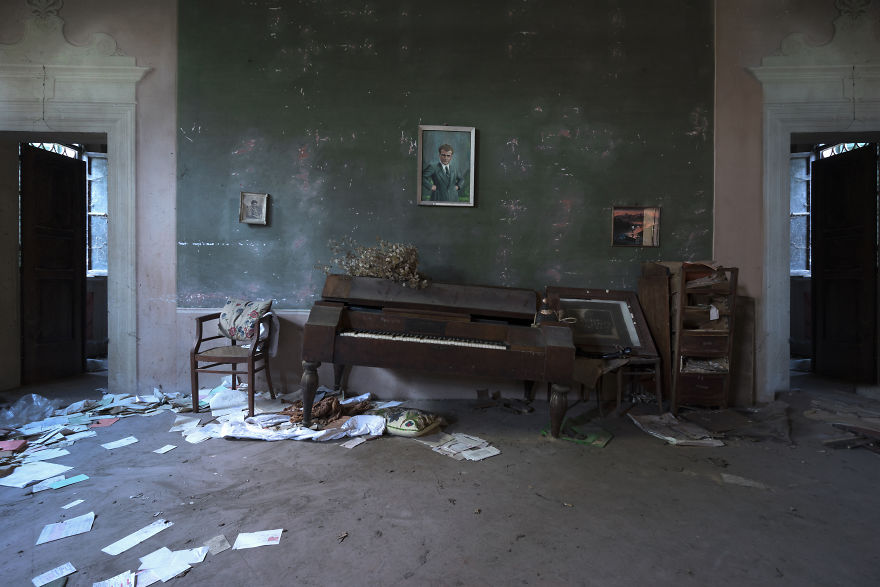 I Photographed Forgotten Pianos In Abandoned Places