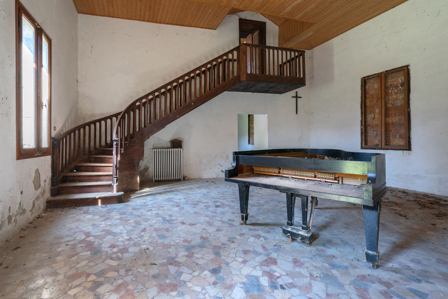I Photographed Forgotten Pianos In Abandoned Places