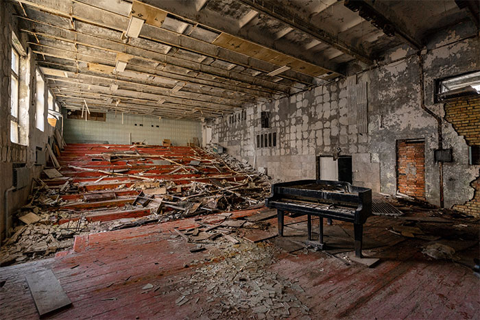 I Captured The Eerie Beauty Of Forgotten Pianos In Abandoned Places (21 Pics)