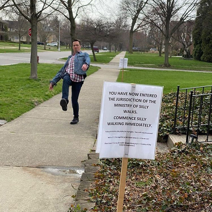 Tremble vært Kanin Here's How 30 People React To A Sign On The Sidewalk Telling Them To  'Commence Silly Walking' | Bored Panda