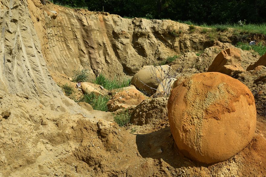 Concretion, Dinosaur Eggs Or Extraterrestrial Debris? Concretion, Dinosaur Eggs Or Extraterrestrial Debris?