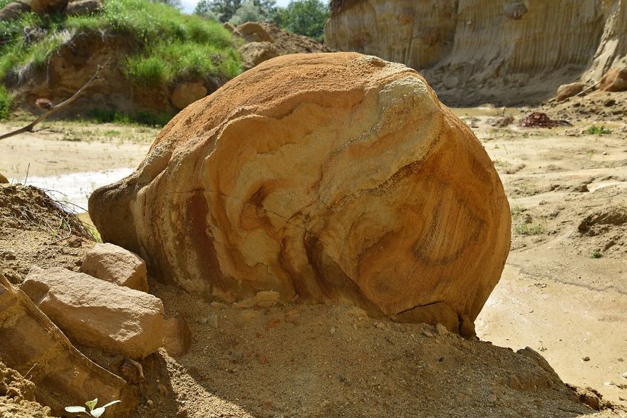 Concretion, Dinosaur Eggs Or Extraterrestrial Debris? Concretion, Dinosaur Eggs Or Extraterrestrial Debris?