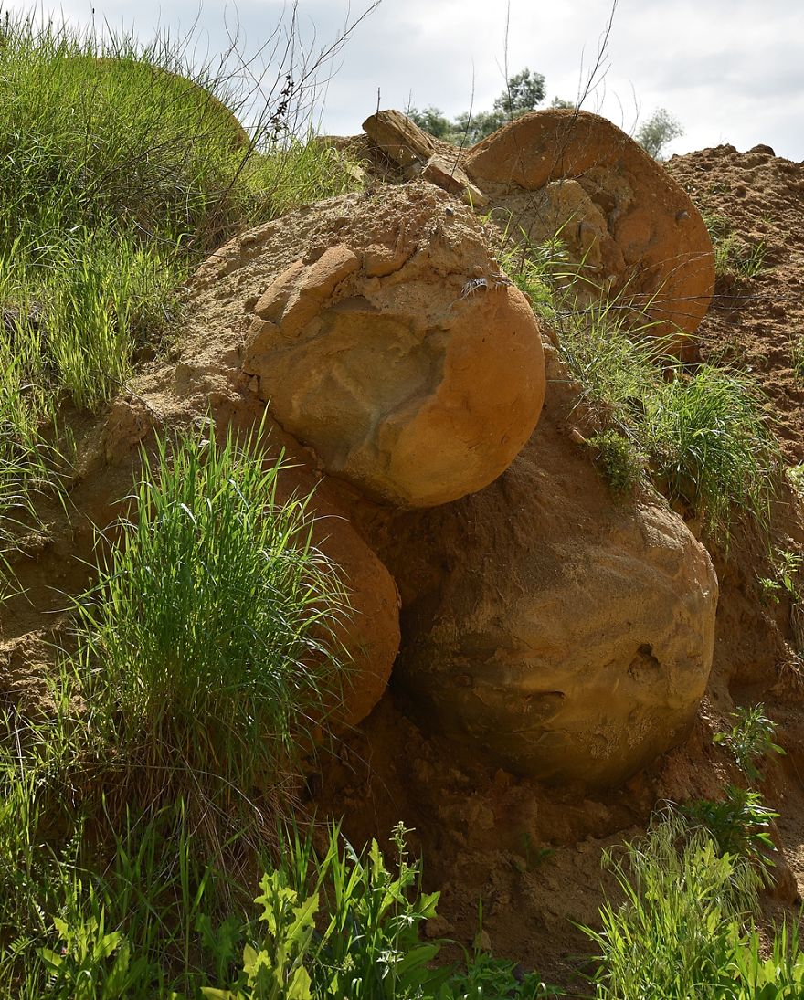 Concretion, Dinosaur Eggs Or Extraterrestrial Debris? Concretion, Dinosaur Eggs Or Extraterrestrial Debris?