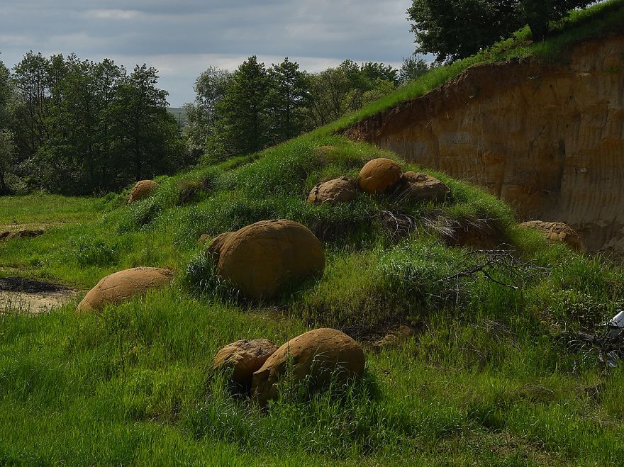 Concretion, Dinosaur Eggs Or Extraterrestrial Debris? Concretion, Dinosaur Eggs Or Extraterrestrial Debris?