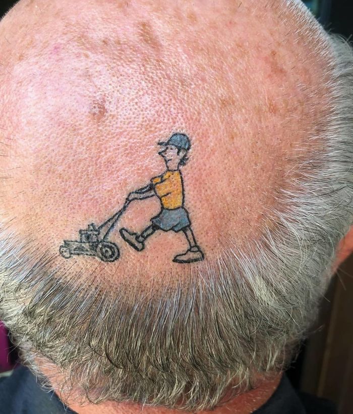 El caballero más genial de todos quería que su primer tatuaje fuera sobre su calvicie. Su esposa y él rondan los 60s pero no podrían ser más jóvenes de espíritu