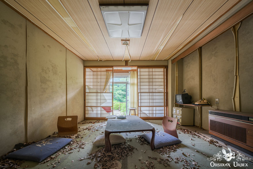 I Explored A Spa In Japan Abandoned Since The 1990s (12 Pics)