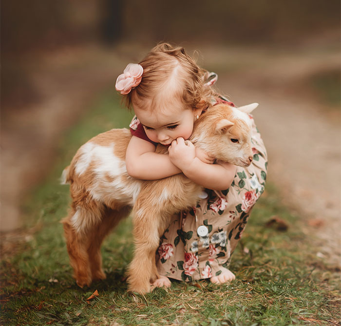 I Photograph The Innocent Moments Of Children With Animals (30 Pics)