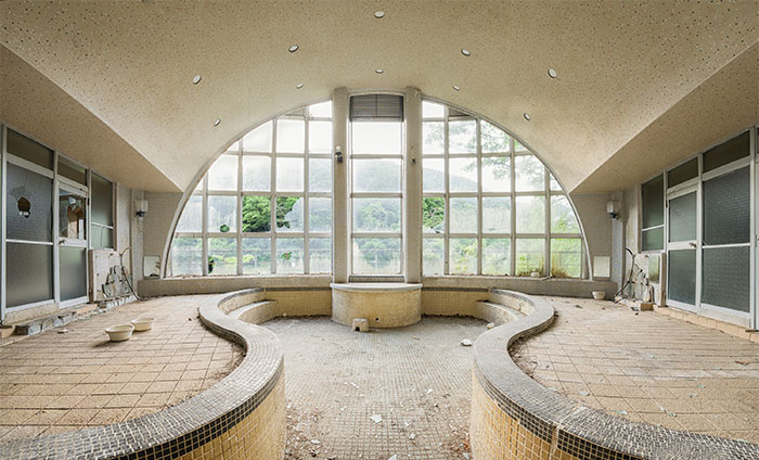 I Explored A Spa In Japan Abandoned Since The 1990s (12 Pics)