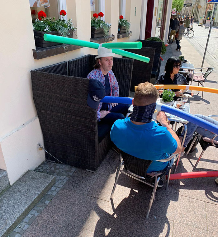 Esta cafetería en Alemania ofrece a sus clientes sombreros con churros de piscina para mantenerse separados